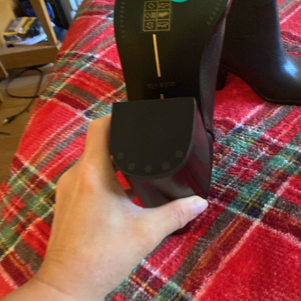 Stylish Black Leather Boots - Picture 5 of 6